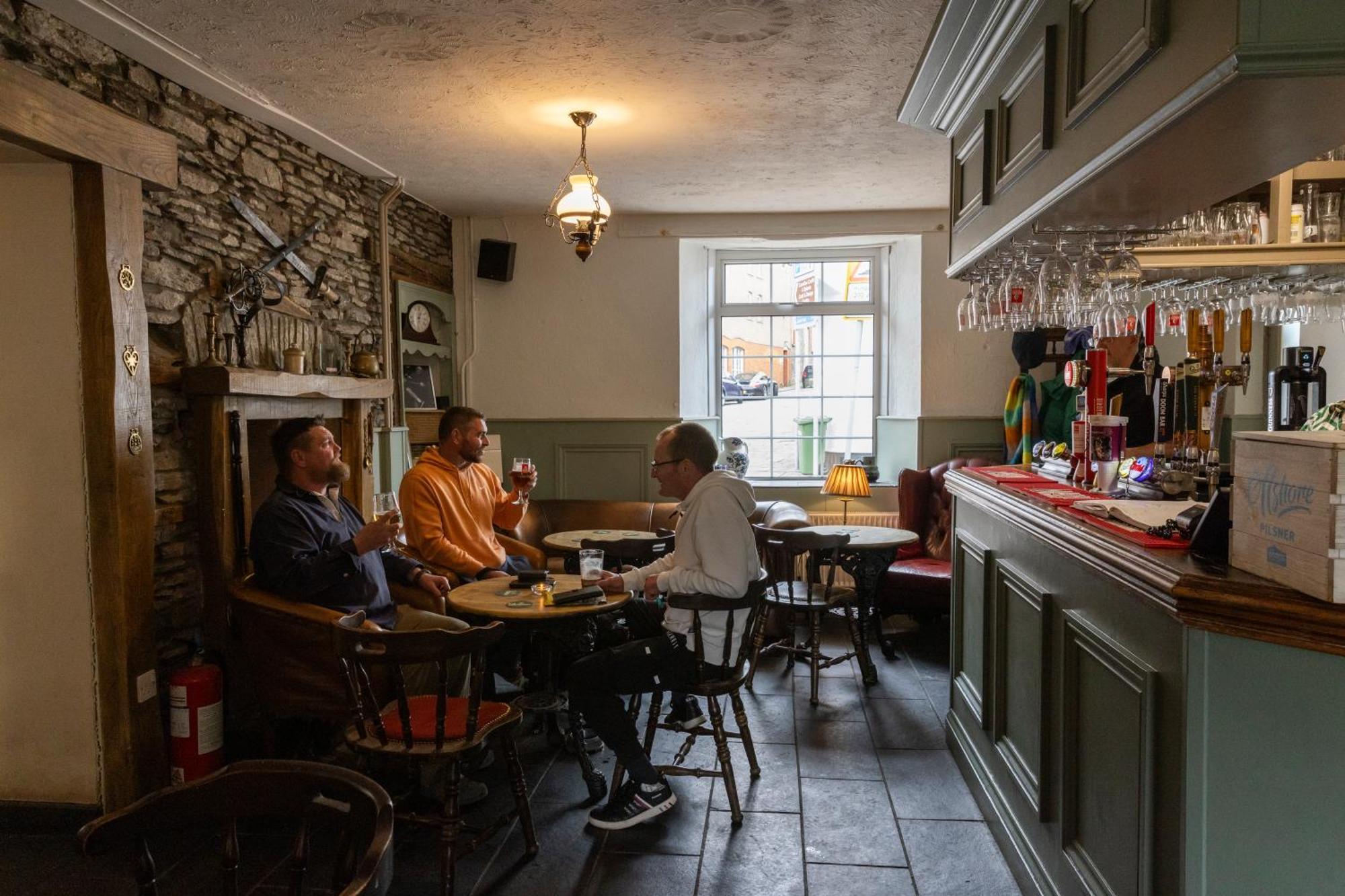 The Bear Inn Llantrisant  Bagian luar foto