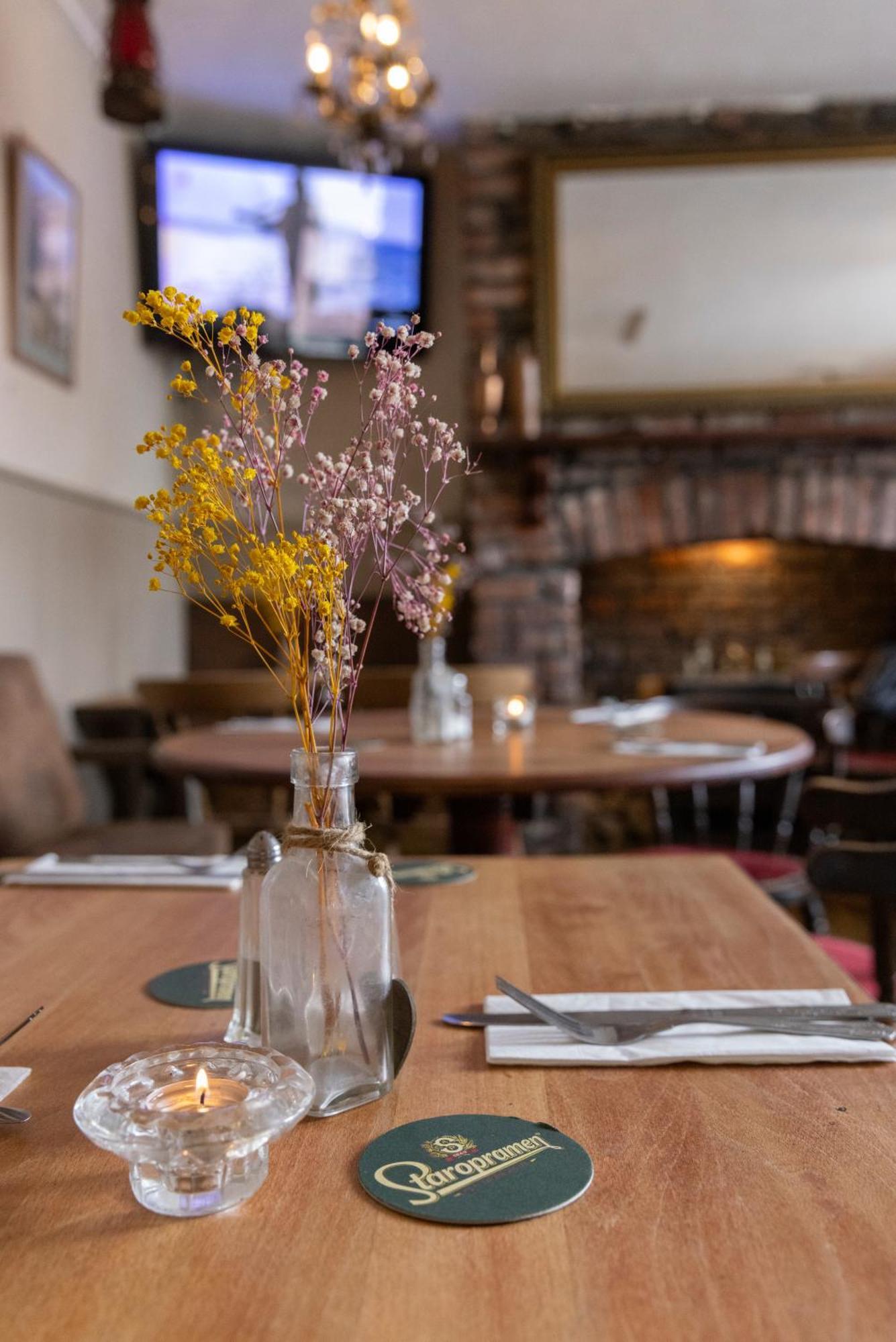 The Bear Inn Llantrisant  Bagian luar foto