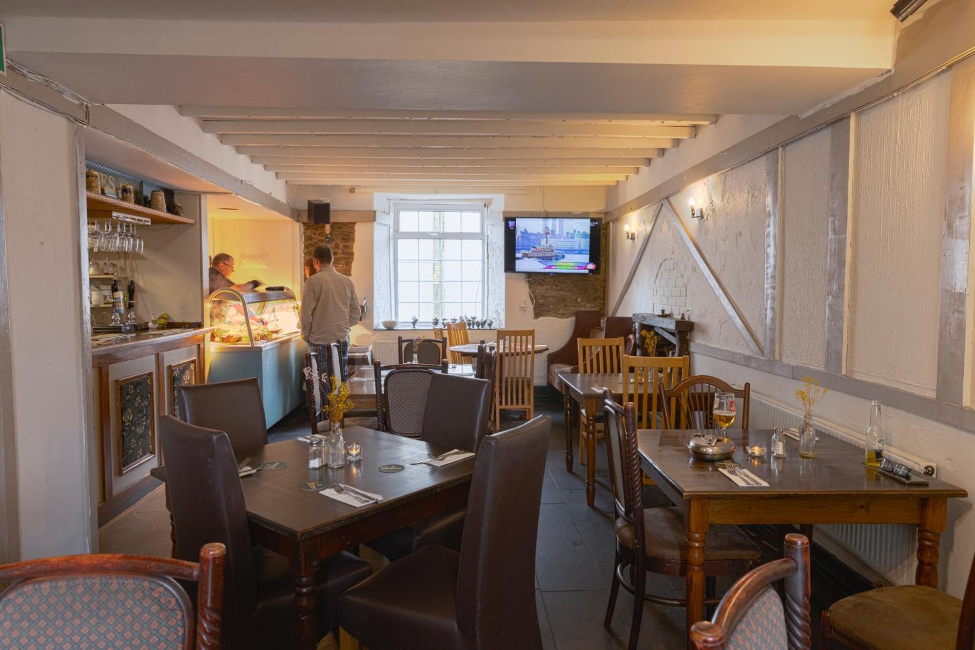 The Bear Inn Llantrisant  Bagian luar foto