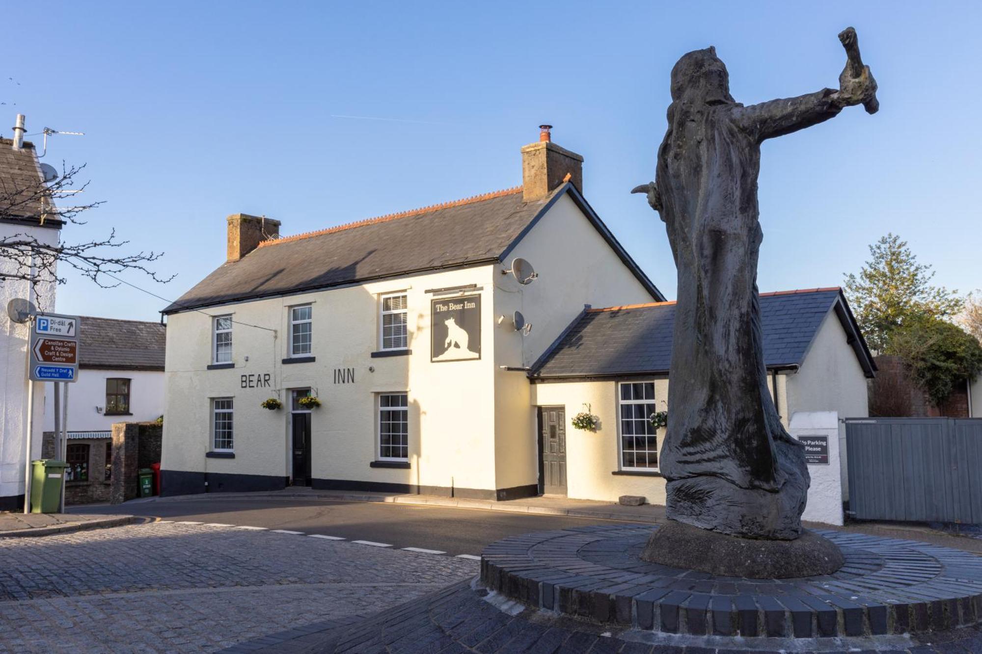The Bear Inn Llantrisant  Bagian luar foto